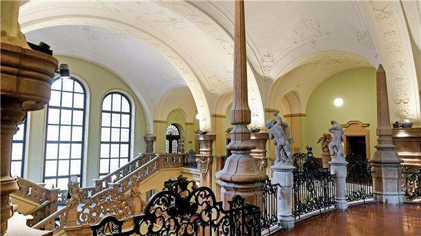 Eine Frau soll einen Böller auf den Balkon einer Wohnung geworfen haben, die Explosion schleudert eine Dreijährige aus dem Bett. Jetzt werden Plädoyers und Urteil erwartet. (Symbolbild) 