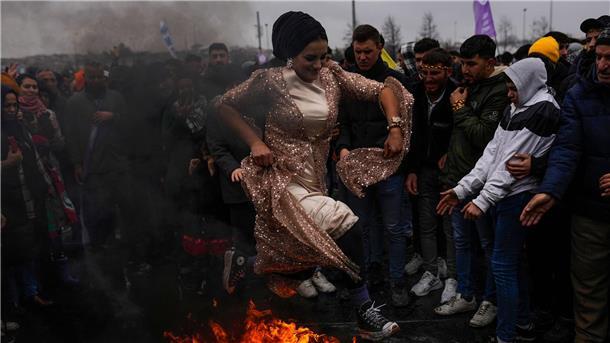 Bilder des Tages Eine Frau springt während der Newroz-Feierlichkeiten zum Frühlingsbeginn in Istanbul über ein Lagerfeuer. In der Türkei dient das Frühlingsfest als Anlass, um mehr Rechte für die kurdische Minderheit zu fordern und ihre ethnische Identität zu bekräftigen.