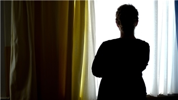 Eine Frau steht in einem Zimmer eines Frauenhauses. Betroffene von häuslicher Gewalt finden in solchen Einrichtungen Schutz. Für die Wesermarsch ist das Frauenhaus Ammerland-Wesermarsch die Anlaufstelle.