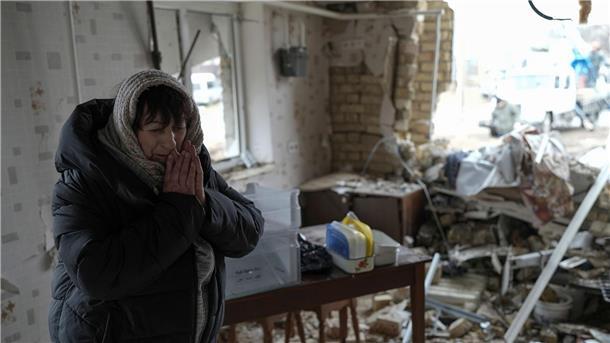 Krieg gegen die Ukraine: So ist die Lage Eine Frau steht in ihrem zerstörten Haus in Hlewacha nach einem Raketenangriff.
