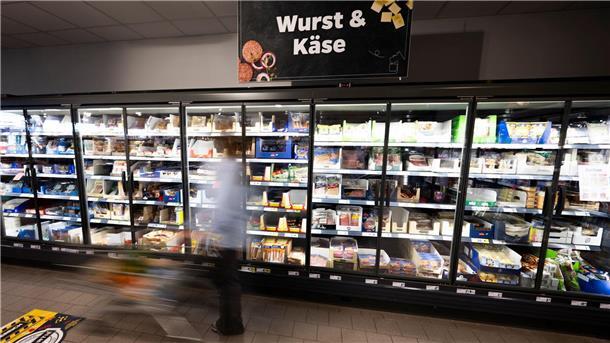 Listen, Rad fahren, Regal-Check: Schlau einkaufen Eine Frau steht vor einem Regal im Supermarkt. Die günstigeren Lebensmittel findet man dort oft weiter oben oder unten.