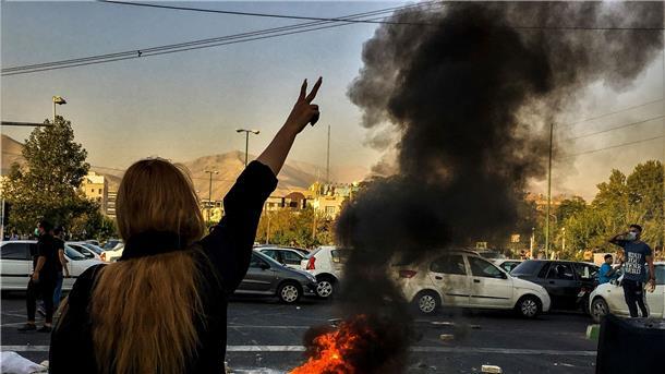 Aktivisten: Viele Läden in iranischen Städten geschlossen Eine Frau steht während einer Demonstration nach dem Tod der 22-jährigen Mahsa Amini Ende September in der iranischen Hauptstadt und zeigt das Victory-Zeichen.