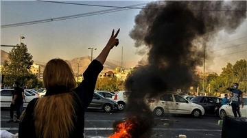 Eine Frau steht während einer Demonstration nach dem Tod der 22-jährigen Mahsa Amini Ende September in der iranischen Hauptstadt und zeigt das Victory-Zeichen.