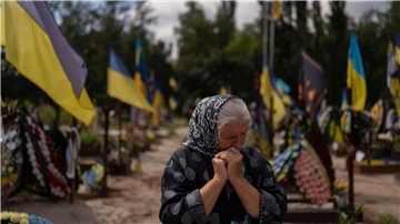 Eine Frau trauert in Kiew am Grab ihres jüngsten Sohnes, der im Krieg gegen Russland getötet wurde.