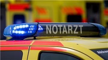 Eine Frau und ein Mann wurden bei dem Unfall verletzt und mussten ins Krankenhaus gebracht werden.