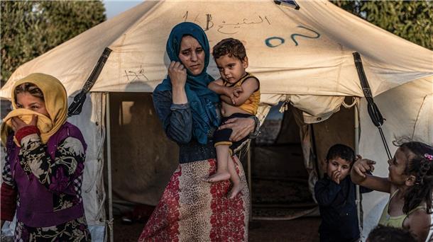 Syrische Regierung erlaubt Nutzung von Grenzübergang Eine Frau und ihr gelähmtes Kind im syrischen Aleppo sind nach dem jüngsten Erdbeben in einer Notunterkunft untergebracht.