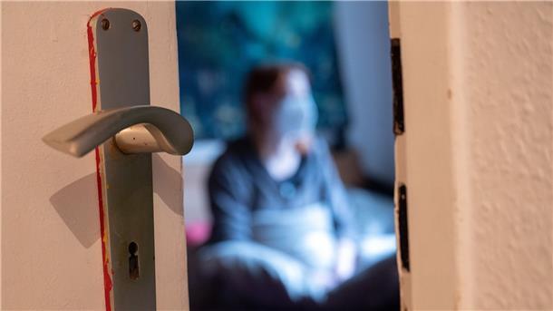 Corona vor die Tür - Bundesländer kippen Isolationspflicht Eine Frau während der Isolation in ihren eigenen vier Wänden nach einem positiven Corona-PCR-Test.