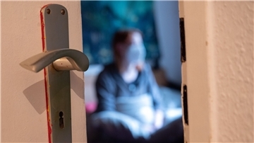 Eine Frau während der Isolation in ihren eigenen vier Wänden nach einem positiven Corona-PCR-Test.