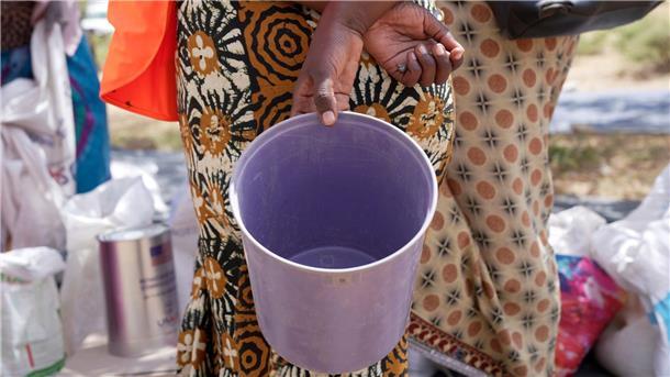 Dürre in Afrika: Namibia erklärt Ausnahmezustand Eine Frau wartet im März 2023 im Bezirk Mangwe im Südwesten Simbabwes auf Nahrungsmittelhilfe.