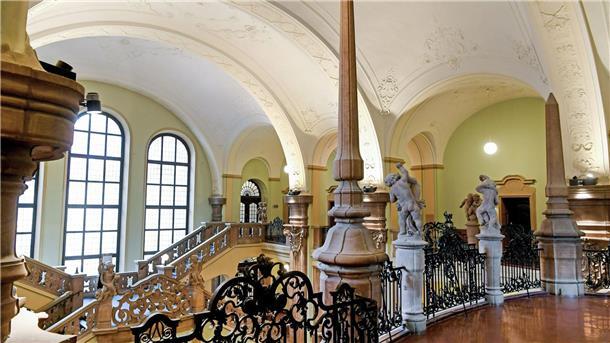 Explosion vor Kinderzimmer: 43-Jährige muss ins Gefängnis Eine Frau wirft einen Böller auf den Balkon einer Wohnung, die Explosion schleudert eine Dreijährige aus dem Bett. Jetzt steht das Urteil fest. (Symbolbild)