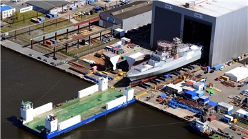 Eine Fregatte für die ägyptische Marine ist am Wochenende bei Rönner im Bremerhavener Fischereihafen aus der Halle geschoben worden. So ein Koloss lässt sich nur schwerlich verbergen. 