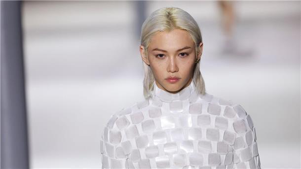 Nicolas Ghesquière feiert zehn Jahre bei Louis Vuitton Eine futuristisch anmutende Kreation von Nicolas Ghesquière für Louis Vuitton.