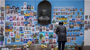 Eine Gedenkmauer in Kiew erinnert an gefallene ukrainische Militärangehörige.