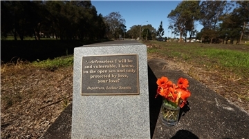 Eine Gedenktafel für die deutsche Rucksacktouristin Simone Strobel steht vor dem Lismore Centra Tourist Park in Lismore.