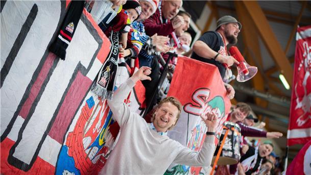 Eine gelungene Überraschung lieferte Ex-Pinguins-Kapitän Mike Moore mit seinem Besuch bei den Fans. Er kam für die Finalspiele extra mit seiner Familie aus den USA angereist.