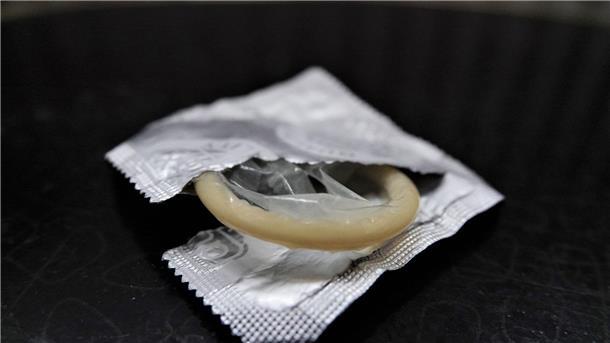 Kondom löst Pille als Verhütungsmittel Nummer eins ab Eine geöffnete Kondompackung. Immer mehr Menschen stzen auf Kondome beim Verhüten.