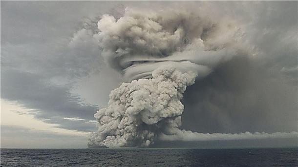 Rekordhöhe: Vulkanwolke von Tonga reichte 57 Kilometer hoch Eine gewaltige Säule aus Asche schießt aus dem Vulkan.