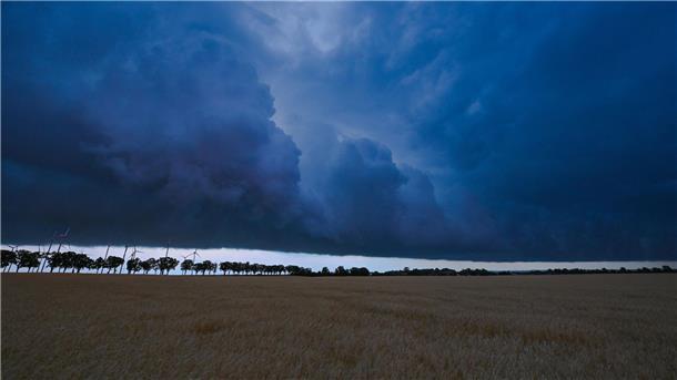 Eine Gewitterzelle zieht mit dunklen Regenwolken über die brandenburgische Landschaft. Der Deutsche Wetterdienst hat die Klima-Bilanz für das Jahr 2022 vorgestellt.