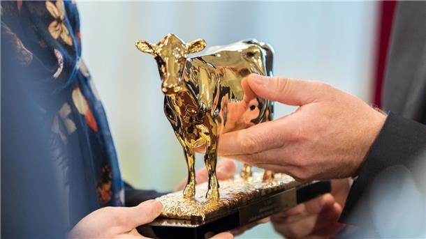 Eine goldene Kuh-Statue wird bei der Verleihung überreicht.