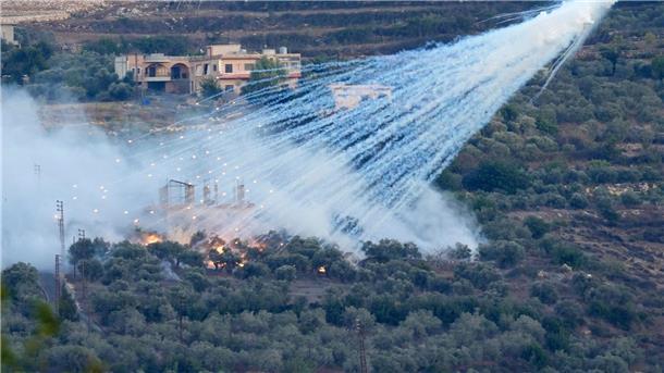 Humanitäre Lage in Gaza spitzt sich zu Eine Granate der israelischen Artillerie explodiert über einem Haus in einem libanesischen Grenzdorf.