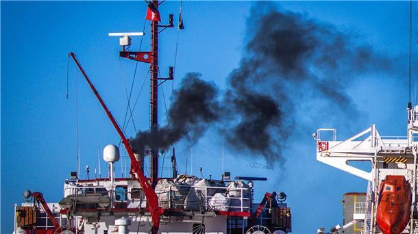 Studie: Grünes Methanol kann Treibstoff der Zukunft sein Eine Greenpeace-Studie sieht grünes Methanol als einen Weg für eine klimaneutrale Zukunft von Seeschiffen. (Archivbild)
