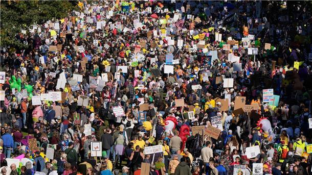 „No Kings“: Massenproteste gegen Trump in den USA Eine große Menge auch in Portland an der US-Westküste.