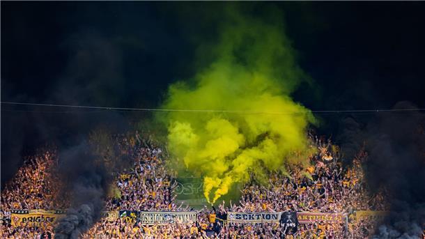 Bilder des Tages Eine grüngelbe Wolke steigt aus dem K-Block im Stadion.