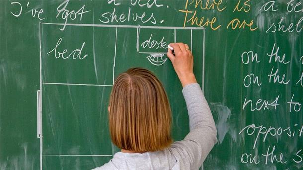 Bericht: Mehr als 12.000 unbesetzte Lehrerstellen Eine Grundschullehrerin bei der Arbeit.