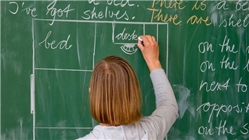 Eine Grundschullehrerin bei der Arbeit.