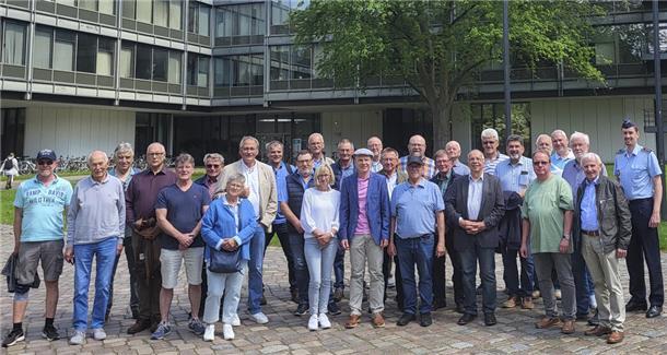 Eine Gruppe der Sektion Elbe-Weser der Gesellschaft für Sicherheitspolitik hat kürzlich eine „Sicherheitspolitische Informationsfahrt“ nach Hamburg unternommen. Dabei stand auch eine Besichtigung der nach Ex-Kanzler Helmut Schmidt benannten Bundeswehr-Universität auf dem Programm.