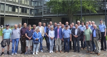 Eine Gruppe der Sektion Elbe-Weser der Gesellschaft für Sicherheitspolitik hat kürzlich eine „Sicherheitspolitische Informationsfahrt“ nach Hamburg unternommen. Dabei stand auch eine Besichtigung der nach Ex-Kanzler Helmut Schmidt benannten Bundeswehr-Universität auf dem Programm.