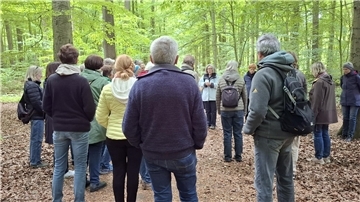 Eine Gruppe des Wandervereins Vörderland war zu Gast im Wasserwerkswald in Bremerhaven. 