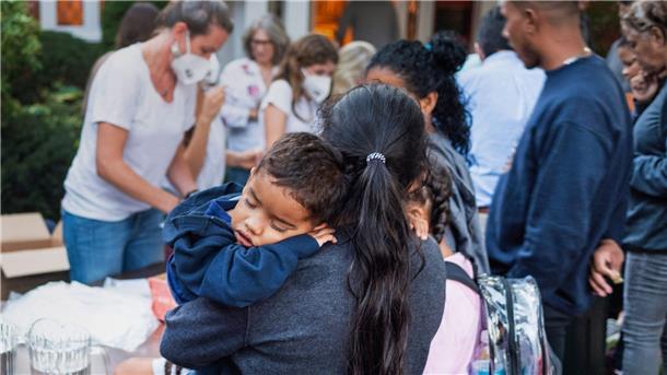 Wie Migranten im US-Wahlkampf instrumentalisiert werden Eine Gruppe Einwanderer wurde ohne ihr wissen auf dei Ferieninsel Martha’s Vineyard gebracht.