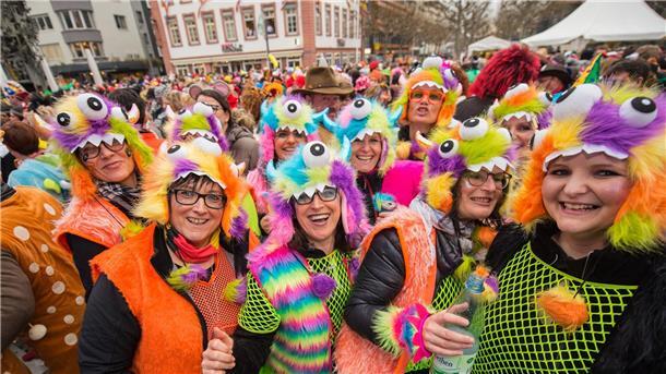 Karneval - Narren drehen nach Corona wieder auf Eine Gruppe Frauen in Fantasiekostümen feiert ausgelassen in Mainz.