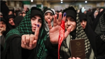 Eine Gruppe junger Erstwähler: In Teheran lag die Wahlbeteiligung inoffiziellen Daten zufolge bei nur 24 Prozent.