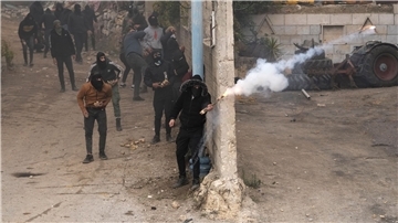 Eine Gruppe maskierter Männer attackieren in Beit Ummar isrealische Soldaten mit Feuerwerkskörpern.
