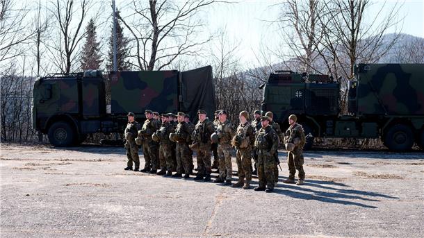 Drohnenflüge über Bundeswehr-Truppenübungsplatz Wildflecken Eine Gruppe Soldaten der NATO Response Force während einer Übung auf dem Gelände des Gefechtssimulationszentrums des Heeres in Wildflecken (Landkreis Bad Kissingen).