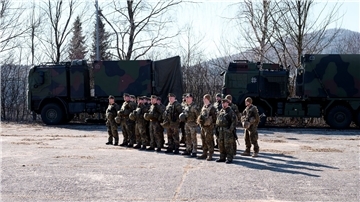 Eine Gruppe Soldaten der NATO Response Force während einer Übung auf dem Gelände des Gefechtssimulationszentrums des Heeres in Wildflecken (Landkreis Bad Kissingen).