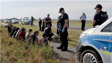 Eine Gruppe von 18 Männern und einer Frau, nach eigenen Angaben aus Syrien, wird nach einem Bürgerhinweis von der Bundespolizei in der Nähe der polnischen Grenze aufgegriffen.