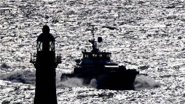 Eine Gruppe von Menschen, bei denen es sich vermutlich um Migranten handelt, wird in einem Boot der Border Force nach Dover gebracht. Immer wieder versuchen Migranten, in kleinen Schlauchbooten über den Ärmelkanal nach Großbritannien zu gelangen.