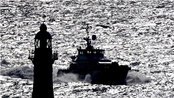 Eine Gruppe von Menschen, bei denen es sich vermutlich um Migranten handelt, wird in einem Boot der Border Force nach Dover gebracht. Immer wieder versuchen Migranten, in kleinen Schlauchbooten über den Ärmelkanal nach Großbritannien zu gelangen.