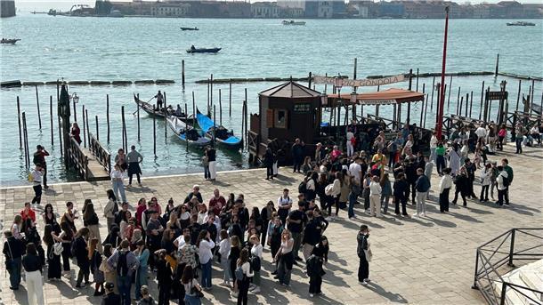 Eine Gruppe von Touristen vor dem Dogenpalast im Zentrum von Venedig.