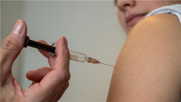 Eine Gynäkologin impft eine Jugendliche gegen HPV. (Archivbild)