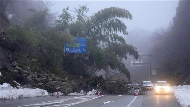 Japan untersucht Flugzeugkollision - Weitere Bebenopfer Eine Hauptstraße ist von einer Schlammlawine bedeckt, die durch Erdbeben in Suzu in der Präfektur Ishikawa verursacht wurde.