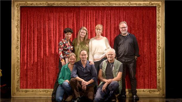 Schauspieler Sibylla Rasmussen (unten v. l.), Karsten Zinser und Kay Krause spielen den "Messias" unter der Leitung des Regieteams mit (oben v. l.) Sonja Elena Schröder (Video), Leah Lichtwitz (Ausstattung) und Daniela Urban (Inszenierung) sowie Dramaturg Peter Hilton Fliegel