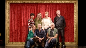 Schauspieler Sibylla Rasmussen (unten v. l.), Karsten Zinser und Kay Krause spielen den "Messias" unter der Leitung des Regieteams mit (oben v. l.) Sonja Elena Schröder (Video), Leah Lichtwitz (Ausstattung) und Daniela Urban (Inszenierung) sowie Dramaturg Peter Hilton Fliegel
