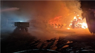 Eine Heumiete in Offenwarden steht in Flammen
