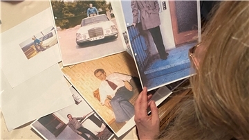 Eine Frau guckt Bilder an.