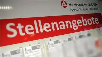 Eine Hinweistafel mit offenen Stellen im Gebäude der Bundesagentur für Arbeit in Berlin.