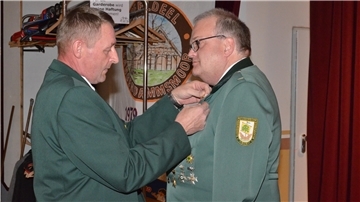 Eine hohe Ehrung vom Nordwestdeutschen Schützenbund wurde dem Präsidenten des Lune-Schützenbundes, Jens Wegner (rechts), zuteil. Der Präsident des Bezirksverbandes Bremerhaven-Wesermünde, Thorsten Sulenski (links), zeichnete Wegner mit der goldenen Verdienstnadel des Verbandes aus.